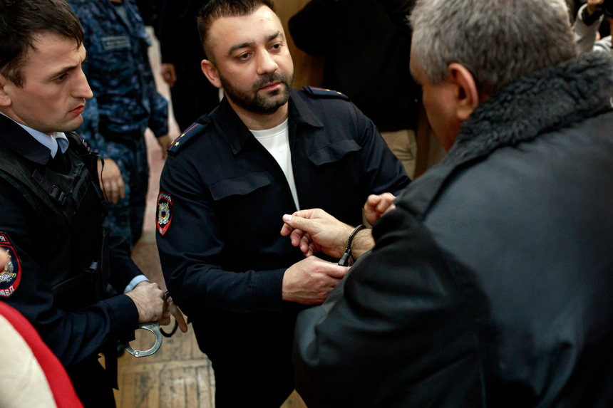 Anatoliy on käsiraudoissa oikeussalissa. Joulukuu 2025