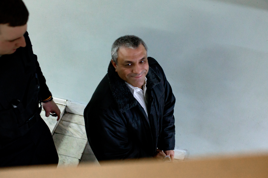 Vartija johdattaa uskovan pois, mutta tämä ei tunne itseään epäoikeudenmukaisuudesta murtuneeksi. Joulukuu 2025