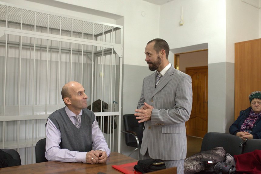 Дела Виктора Спиричева (слева) и Сергея Двуреченского (справа) основаны на показаниях «Пастыря». Приговор им огласили в один день: по два года условно. Выселки. Декабрь 2025 г.