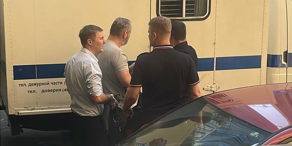 Andrey Lukin (à esquerda) é levado para o centro de detenção preventiva após uma das audiências judiciais. Junho de 2025