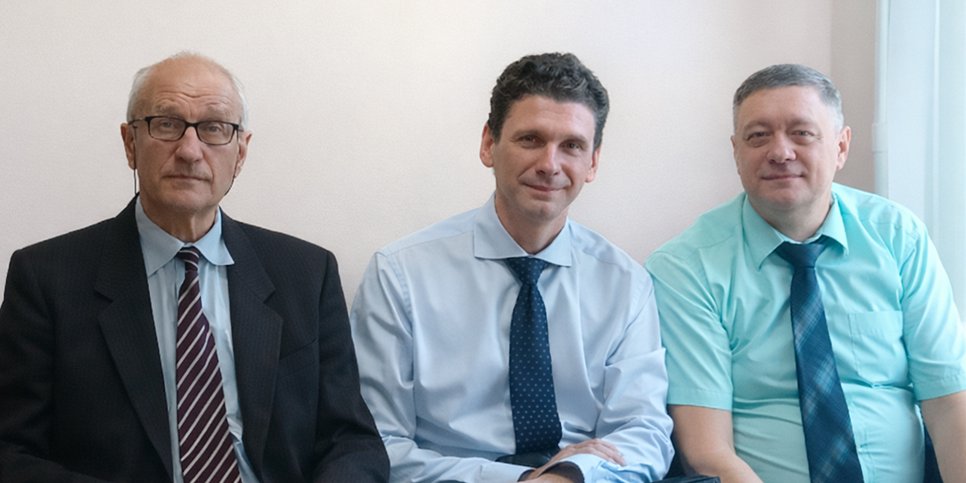 Слева направо: Валерий Толмазов, Максим Барбазюк и Александр Костюк в зале судебного заседания. Ноябрь 2025 г.