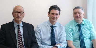 De gauche à droite : Valery Tolmazov, Maksim Barbazyuk et Aleksandr Kostyuk dans la salle d’audience. Novembre 2025.