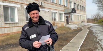 Dmitriy Zagulin com colônia penal ao fundo