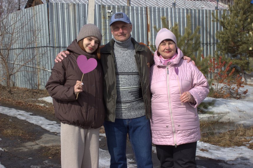 Dmitriy Zagulin com colônia penal ao fundo