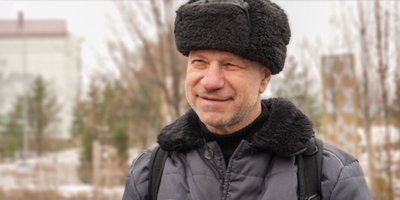 Eduard Sviridov após sua libertação da colônia penal. Abril de 2026.