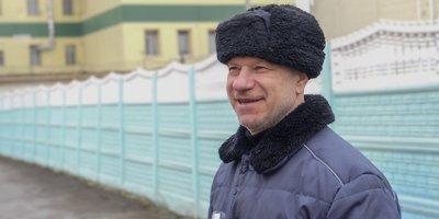 Eduard Sviridov após sua libertação da colônia penal. Abril de 2026.