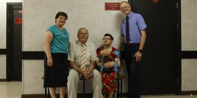 Александр Урсу с супругой (в центре) на одном из заседаний по делу их сына, Виктора. Июль 2025 года
