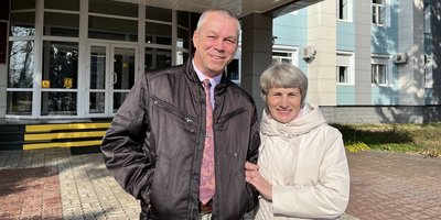 Oleg et Agnessa Postnikov devant le palais de justice, 2023
