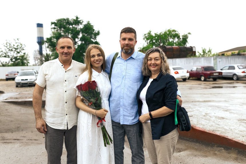 Outre son épouse, les parents de Maksim l’attendaient devant le bâtiment du centre correctionnel. Le 8 juin 2026