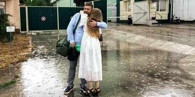 Une rencontre chaleureuse avec sa femme lors d’une journée pluvieuse mais joyeuse de libération. Le 8 juin 2026